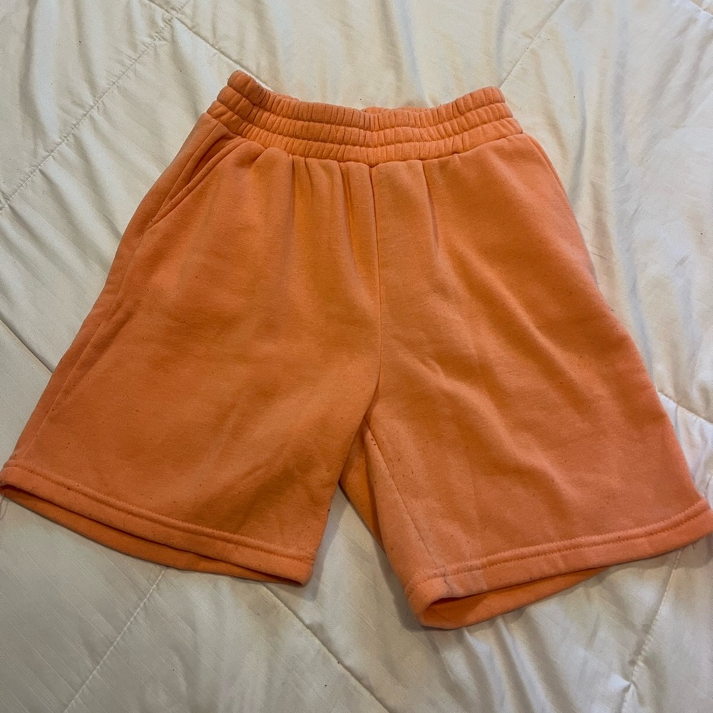Peach sweatshorts does not come with strings